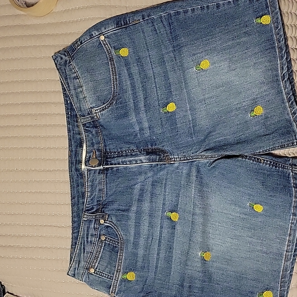Shorts with embroidery pineapples